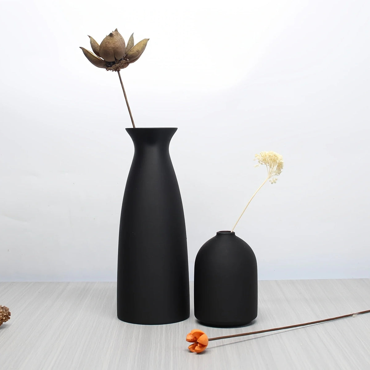 Zumi's 2-Piece Set of Dry Vases