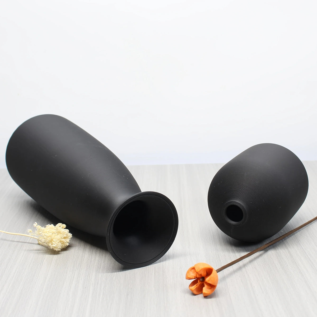 Zumi's 2-Piece Set of Dry Vases