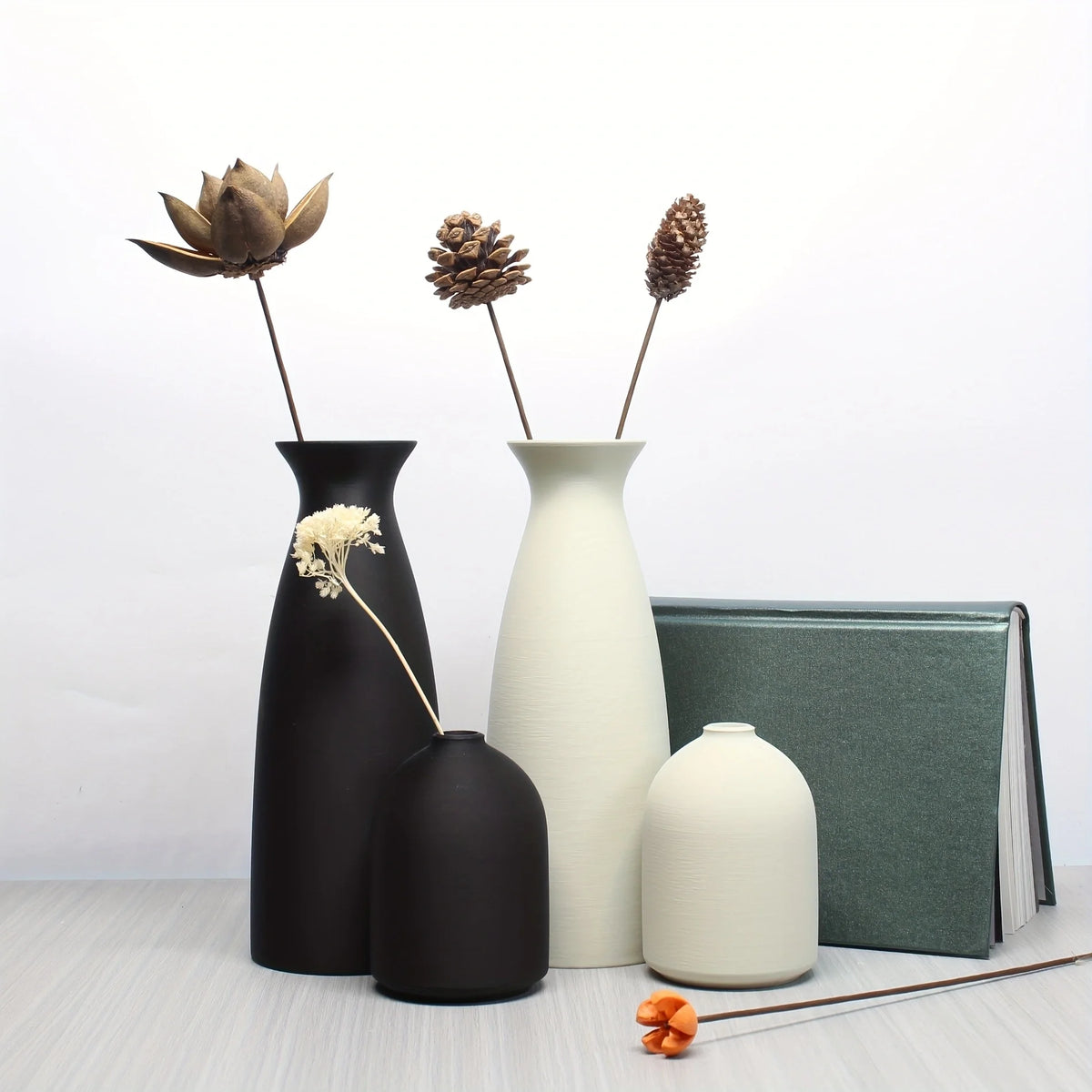 Zumi's 2-Piece Set of Dry Vases