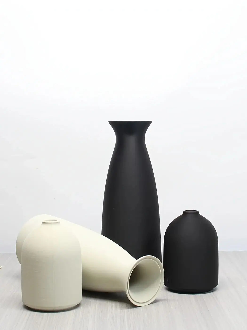 Zumi's 2-Piece Set of Dry Vases