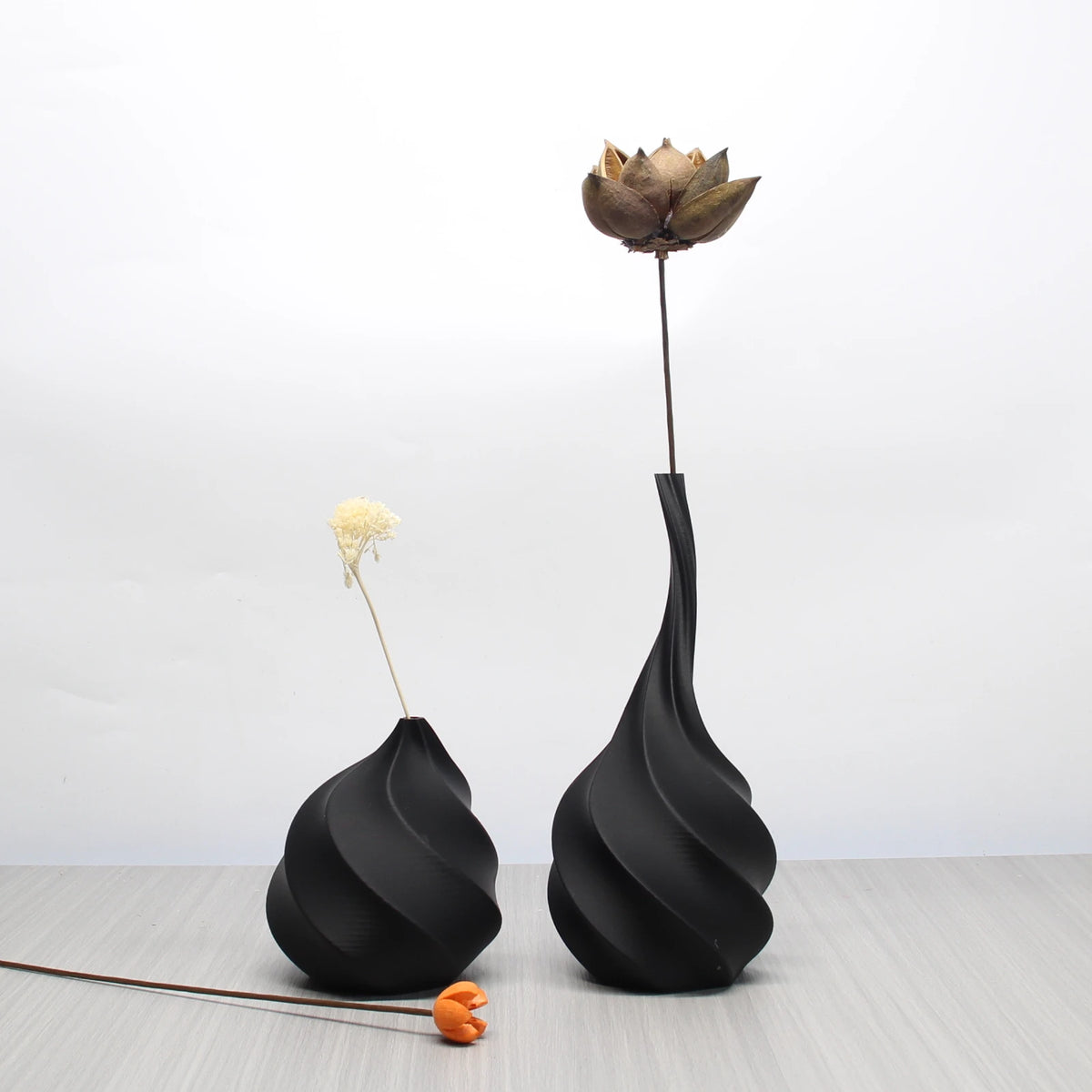 Zumi's Threaded Vase Set — Texture You Can Almost Feel (2-Piece)